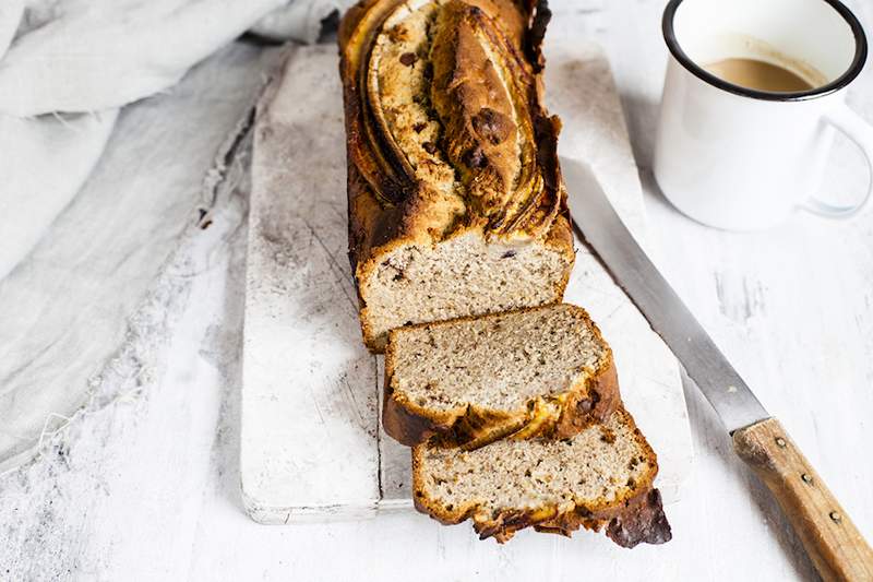 Ten niski, bezglutenowy chleb bananowy będzie twoim nowym ulubionym śniadaniem