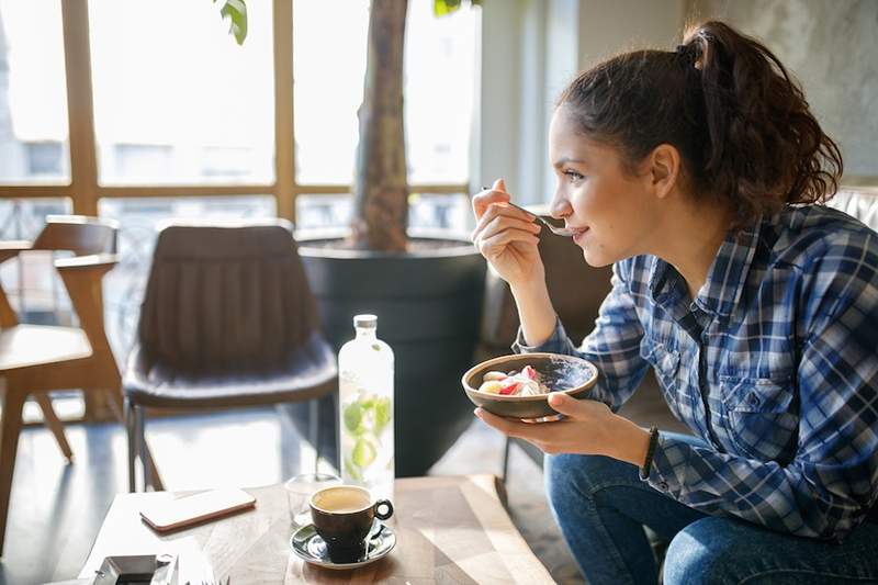 Come fare uno spuntino sano per l'intestino con 2 ingredienti in meno di 2 minuti