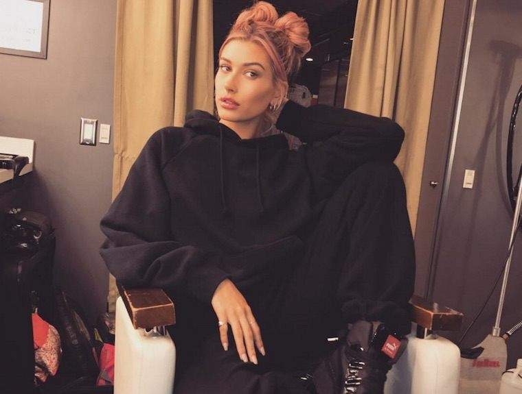 La elección de calzado de boda de Hailey Baldwin es seria #GOALS