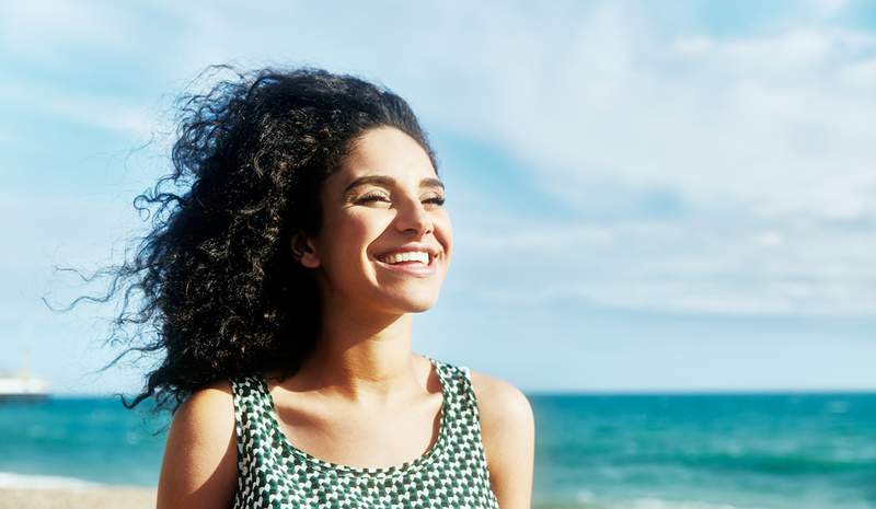 Os 15 melhores sprays de cabelo que realmente seguram e definem cachos o dia todo (e noite)