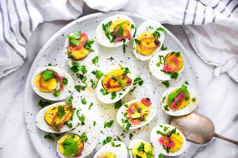 Hart gekochte Eier sind perfekt für die Mahlzeit zuzubereiten, wie man sie mehr Spaß macht zu essen