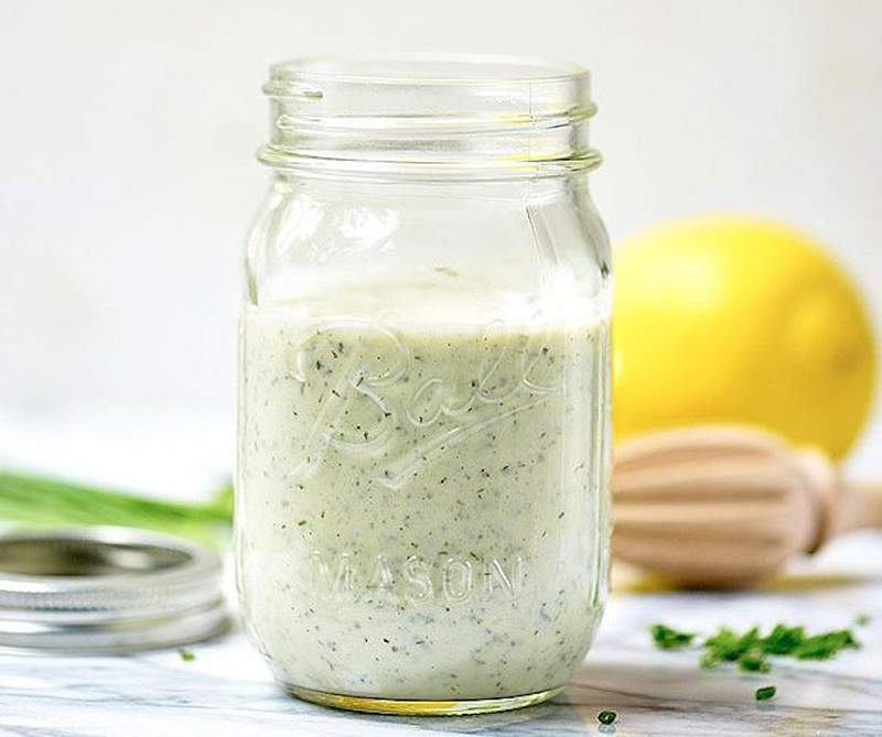 Wie man eine gesunde Ranch -Dressing macht, weil niemand nackter Sellerie essen möchte