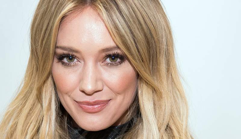 Klasične gamaše i tenisice Hilary Duff, zavaravajuće je savršeno vruće ljetne dane odjeće