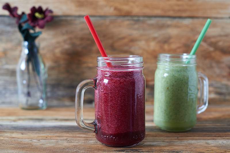 9 receitas simples de smoothie para bebidas da temporada de férias