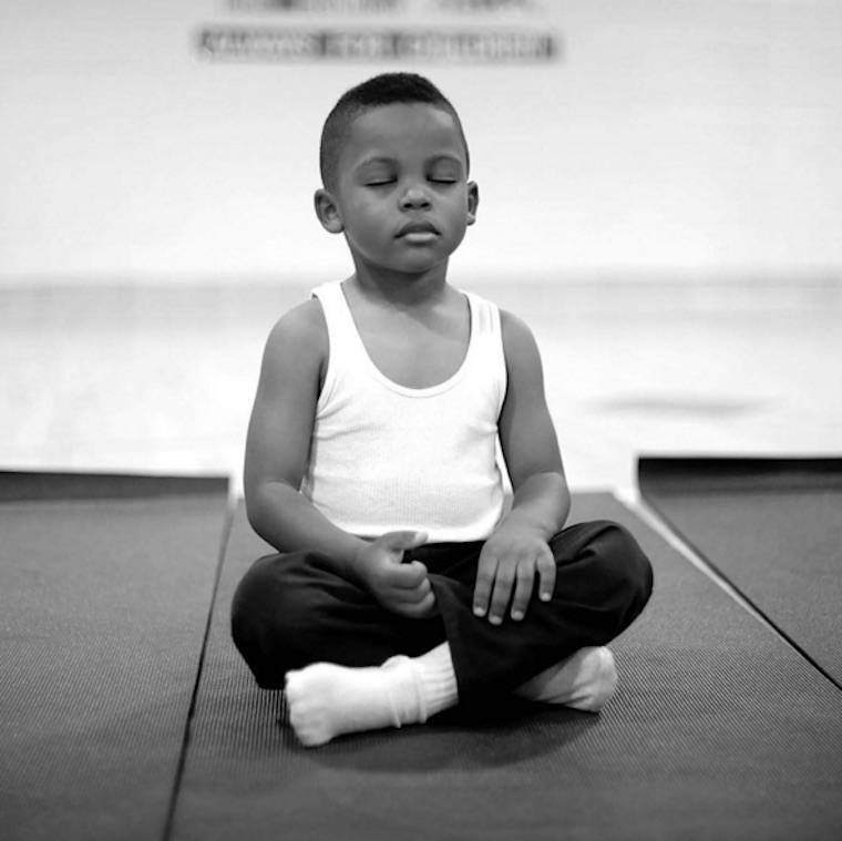 Veja o que aconteceu quando esta escola substituiu a detenção pela meditação