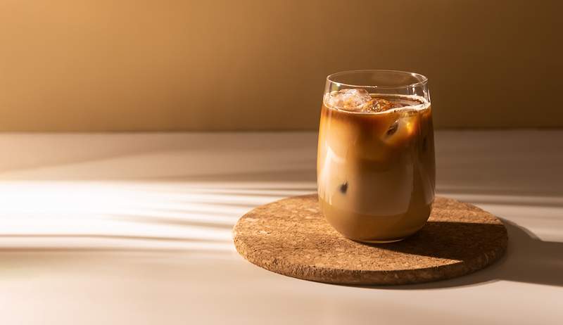 Los baristas informan que esta es la mejor (y más fácil) forma de hacer café helado. Después de horas de pruebas, estamos de acuerdo