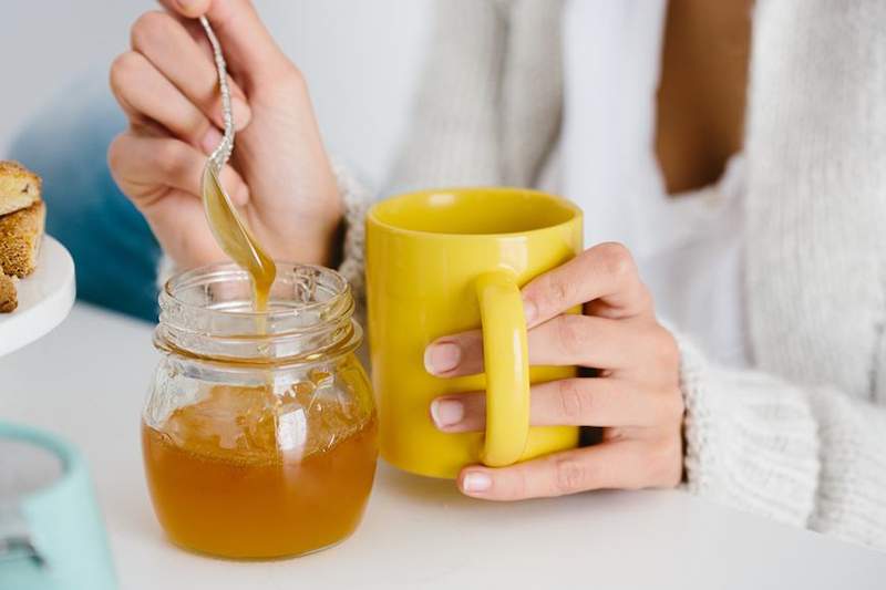 Vero o falso usando il miele nel caffè anziché lo zucchero è un hack facile sano