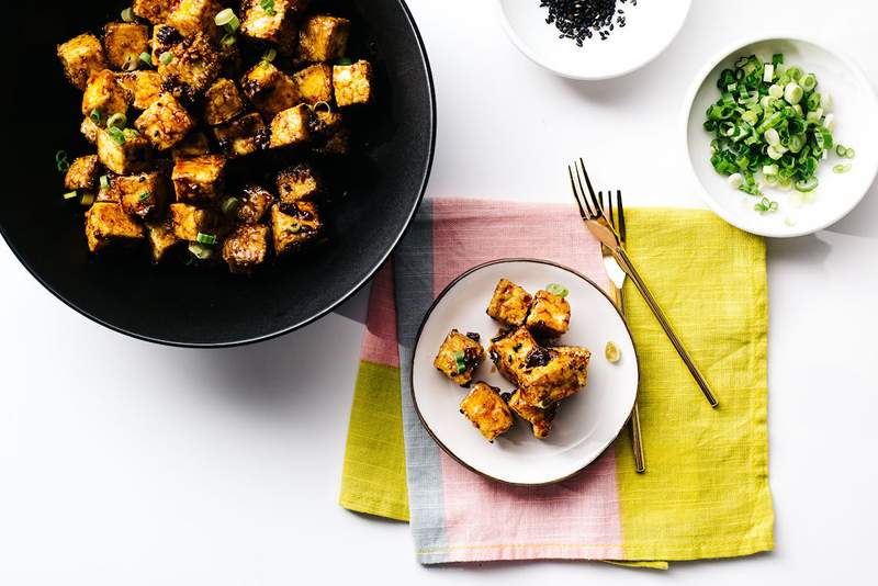 Nous ne pouvons pas arrêter de cuisiner ces piqûres de tofu à l'ail de miel (et pas seulement parce qu'elles font 40 grammes de protéines par portion)