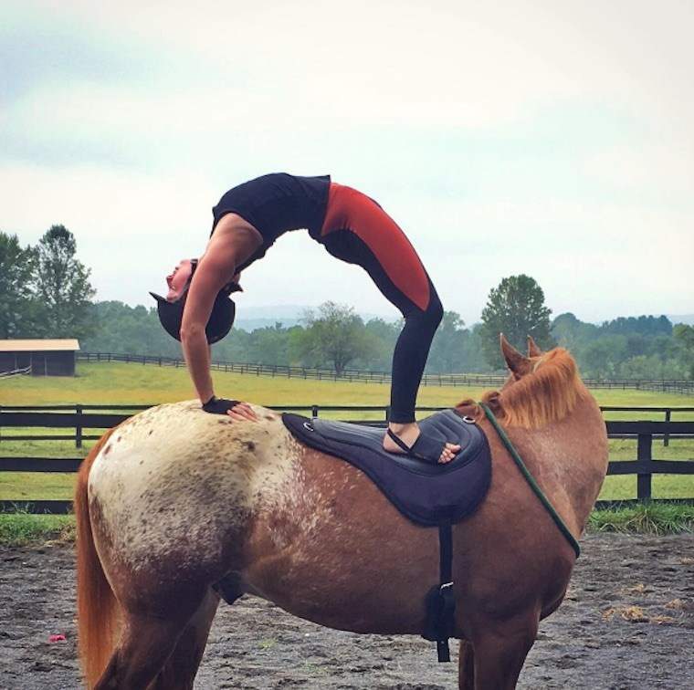 Mover-se, as pessoas de ioga agora estão praticando a cavalo