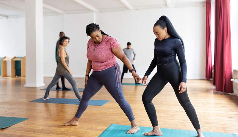 Wie man Yogalehrer (persönlich oder online) wird, heißt es in einem Yogalehrer