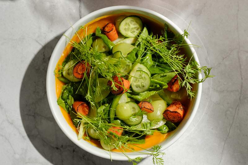 Sono uno chef che ha provato ogni trucco per mantenere la lattuga croccante-questo è il no. 1 modo per evitare le verdure insalata inzuppata