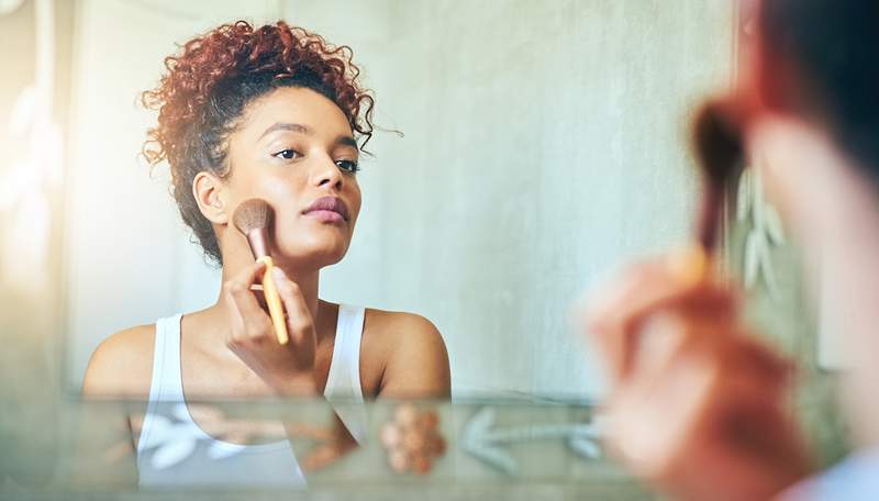 Make -upartiesten onthullen hoe je bronzer er natuurlijk uitziet als je huid de zon in 4 maanden niet heeft gezien