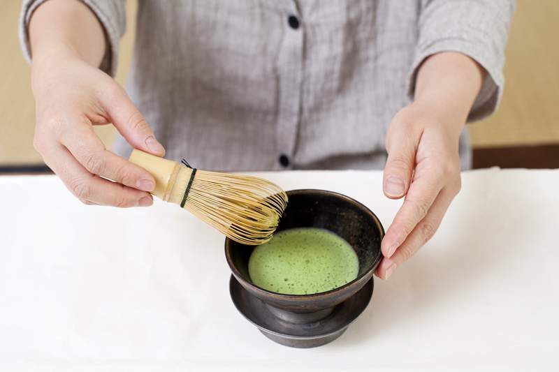 Como fazer matcha em casa enquanto honra sua rica herança