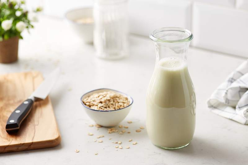 U hebt slechts 2 ingrediënten nodig om thuis uw eigen heerlijke havermelk te maken