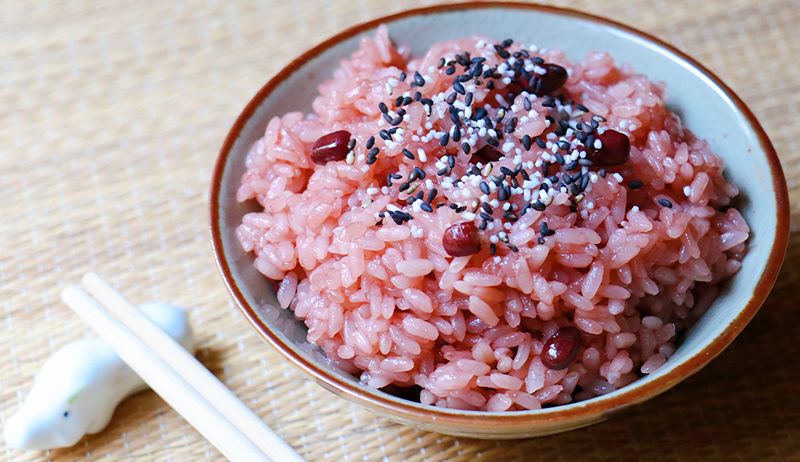 Questo piatto di riso di fagioli rosso giapponese a 2 ingredienti è ricco di benefici per il potenziamento della longevità e buona fortuna in ogni boccone