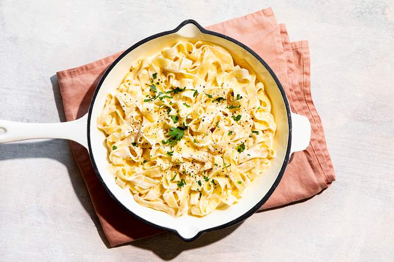 2-ingrediens krämig hummus pasta är det enkla proteinrika receptet som vi alla behöver just nu