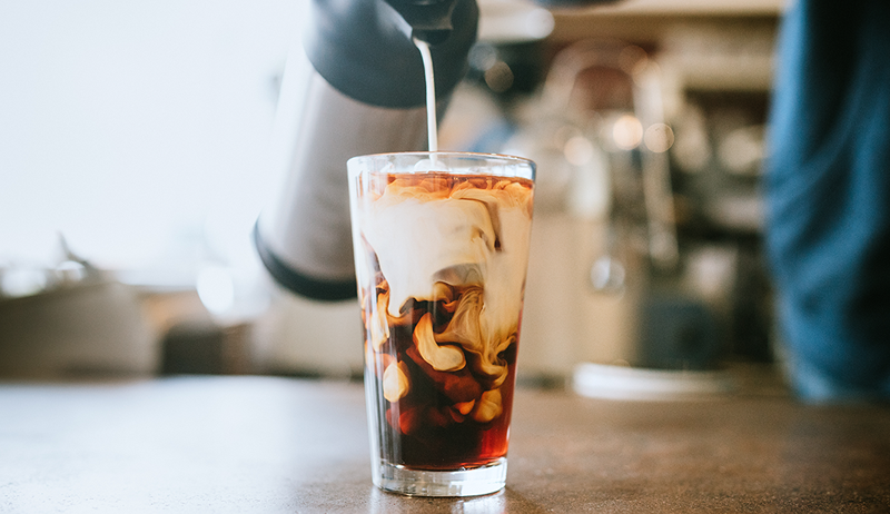 Ich habe Olivenölkaffee zu Hause gemacht, warum es mein Nein sein wird. 1 Herzgesundes Kaffee-Mix-In bewegend vorwärts