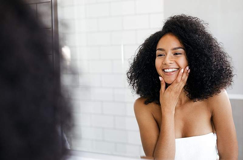 O facial completamente livre que reduz o inchaço com nada além de um cubo de gelo