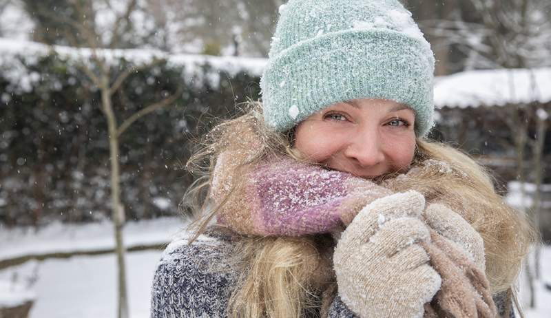 La tendenza del trucco I'm Cold è tutto per le guance rosee e le palpebre gelide e puoi inchiodarlo a casa per meno di $ 30