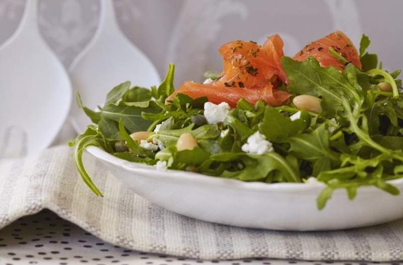 Denne lette røget lakse salat vil være din nye yndlings måde at brunch derhjemme