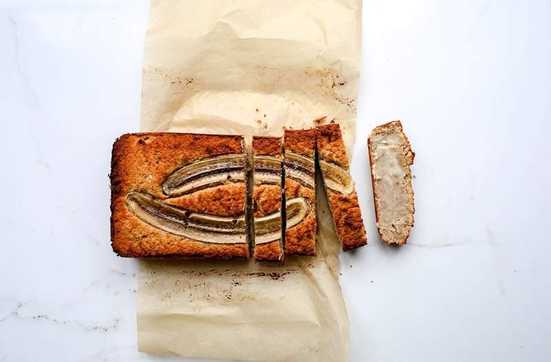 Este pan de plátano saludable no se meterá con su azúcar en la sangre gracias a dos ajustes inteligentes