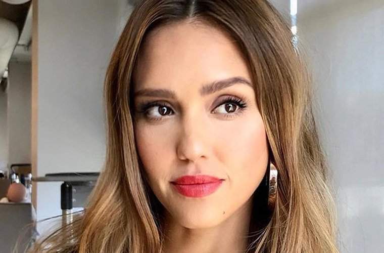 Acesta este smoothie-ul plin de proteine ​​Jessica Alba-și fiicele ei se bazează dimineața