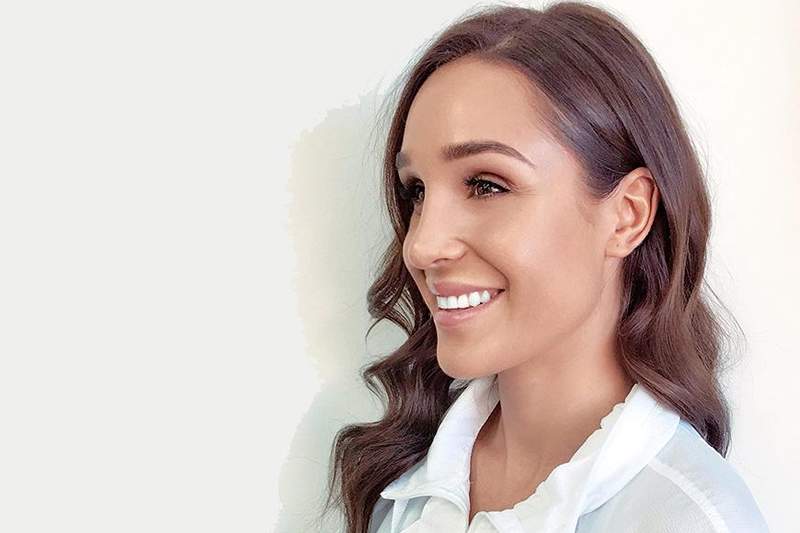 Dette er leppespareren Kayla Itsines holder på hånden under * alle * hennes langdistanseflyvninger