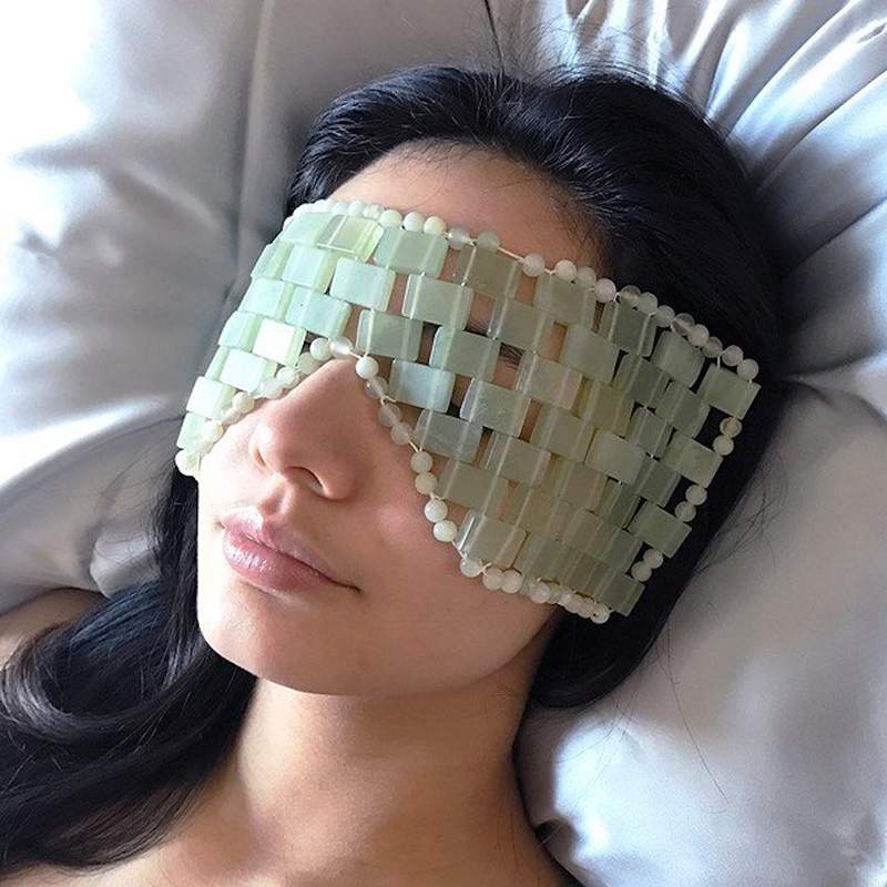 Dit Jade Eye Mask is de chicste manier om je oogtassen te ontdoen