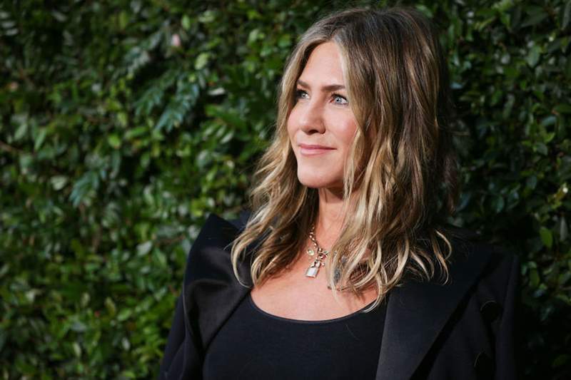 Jennifer Aniston'un herhangi bir ruja öpme geçirmez bir lekeye dönüştürme hack