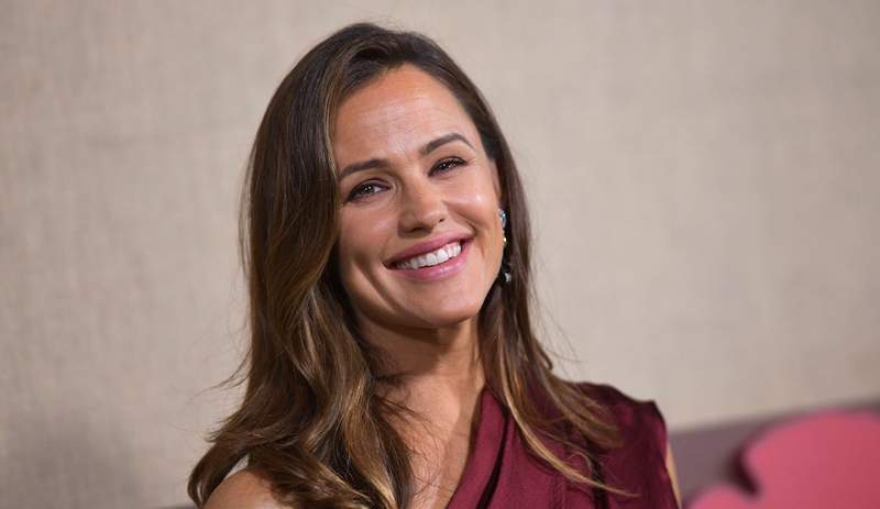 Jennifer Garner-ov kombinezon je dobro videti z superge in sandali-in je zdaj v prodaji