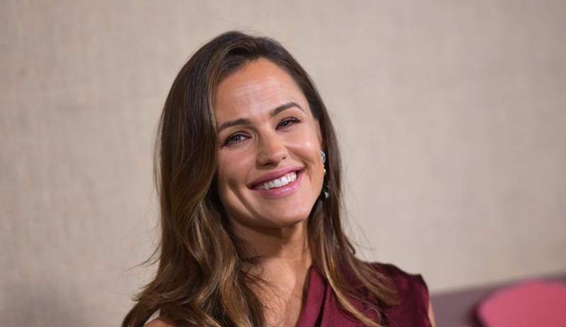 Jennifer Garner terlihat di bakiak sandal, dan sekarang saya yakin saya membutuhkan 5 pasang