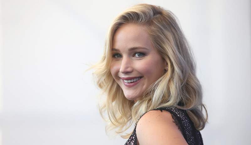 Jennifer Lawrence'ın son postpartum kıyafeti spor ayakkabılı şekerleme elbiselerinin nihai yaz üniforması olduğunu kanıtladı