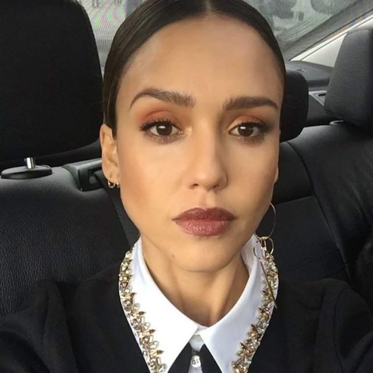 A receita de smoothie de Jessica Alba poderia limpar sua fuga?