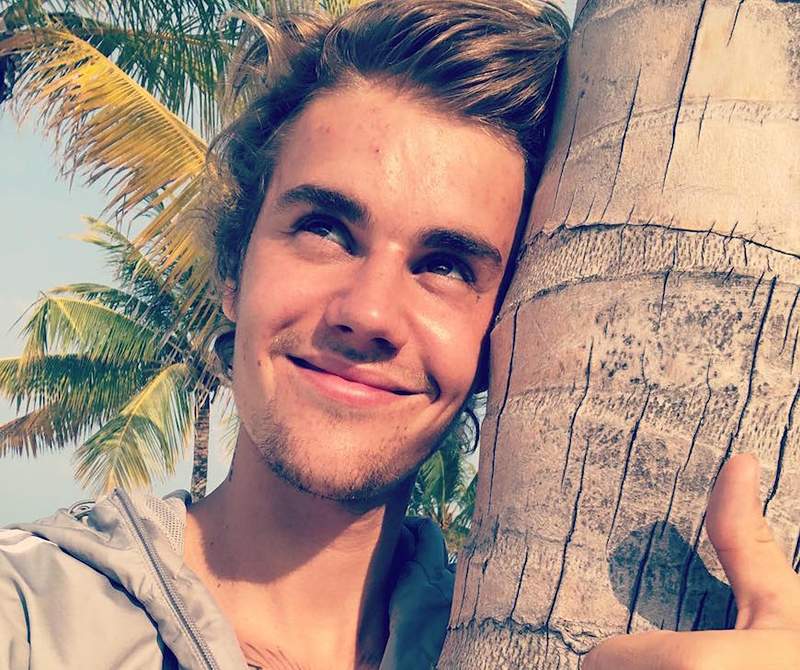 Justin Bieber berada di atas kapal dengan gerakan kepositifan jerawat