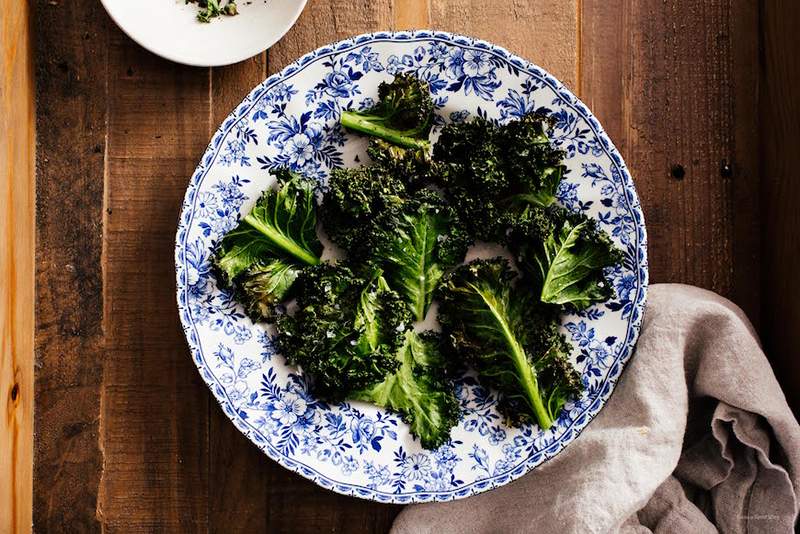 Užkandžių laikas yra išsaugotas dėl šio nuostabaus „Air Fryer Kale Chips“ recepto