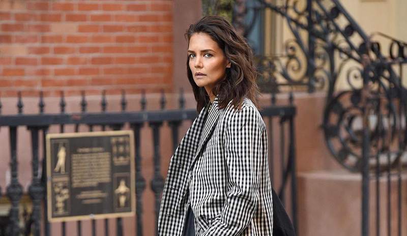 Katie Holmes tocmai a dovedit că acest blazer durabil este capsa de garderobă de primăvară de care am nevoie disperată