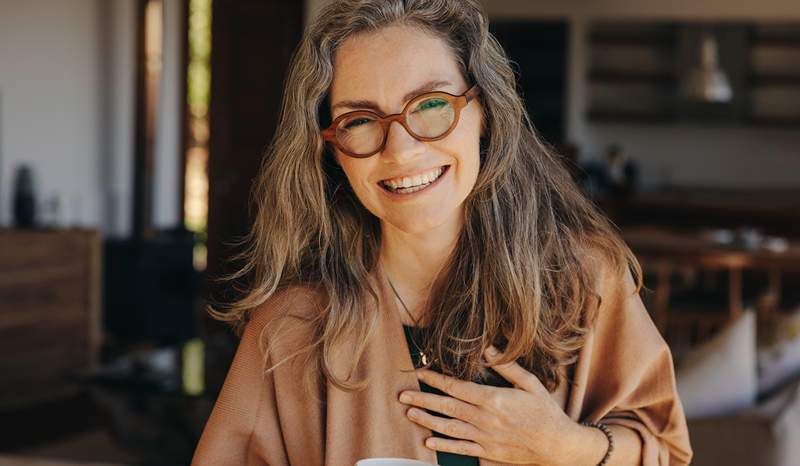 O estilista da minha mãe a convenceu a usar esse elixir de cabelo para celebridades e isso realmente corrigiu toda a quebra e embotamento