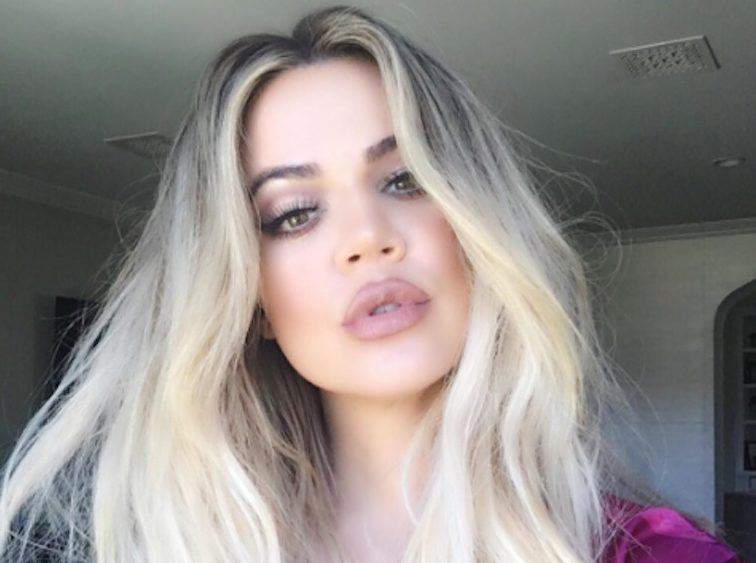 Khloe Kardashian si trieš tento kryštál na jej tvár, aby to fungovalo, ale funguje to?