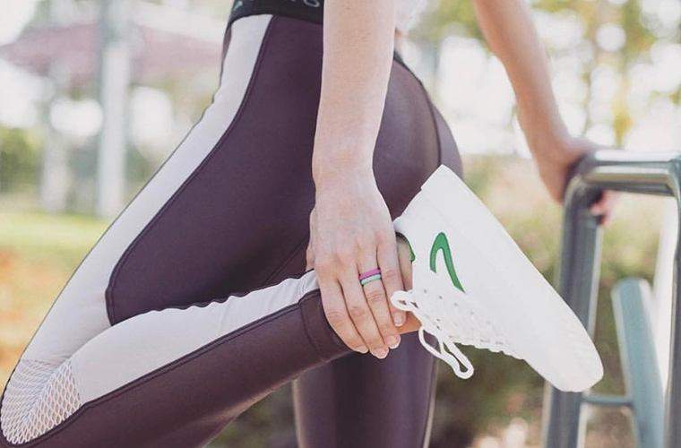 10 figuursplooiende paren van leggings die op de juiste plaatsen contouren