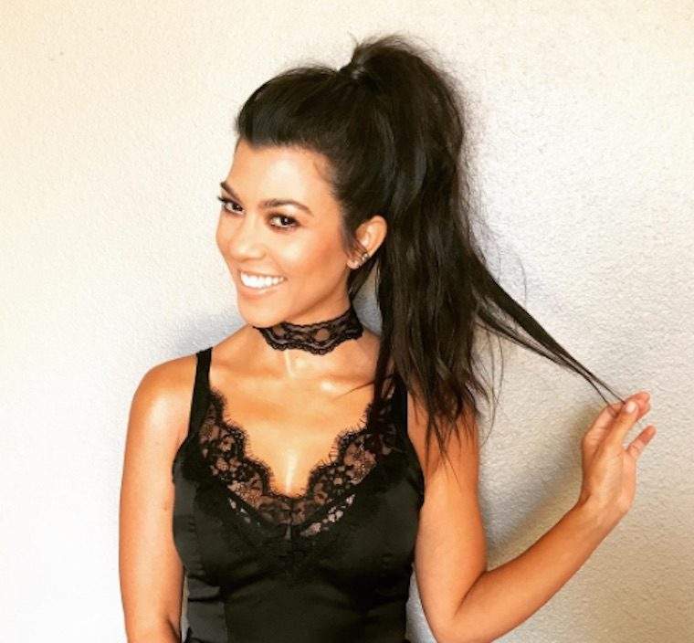 4 veidi, kā Kourtney Kardashian izmanto Manuka medu veselībai un skaistumam