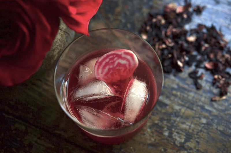 Sweet si incontra fumoso in questa ricetta di cocktail di tè Hibiscus Mezcal