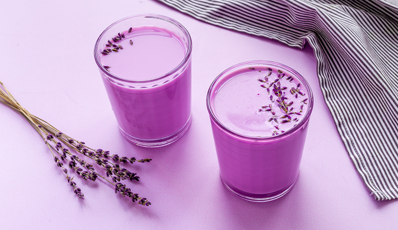 5 receitas fáceis de leite de lavanda que lhe darão energia estável e sem jitters por horas