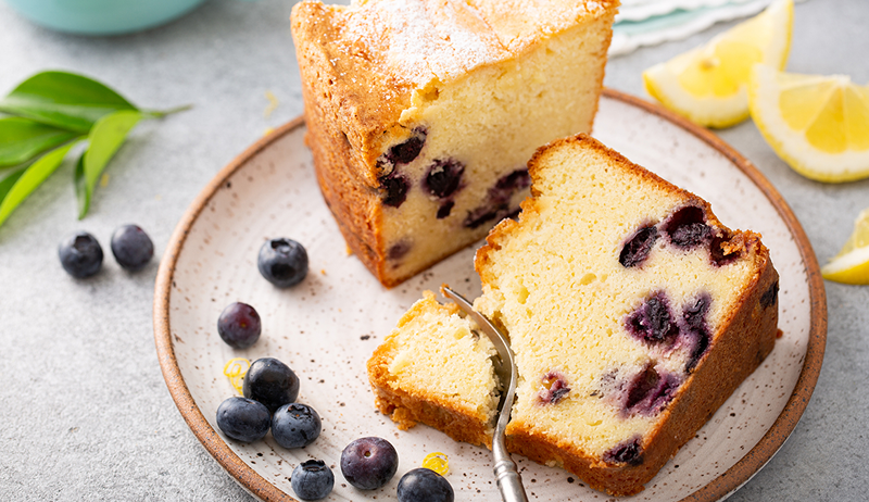 Sim, é possível fazer um bolo de mirtilo de limão que seja anti-inflamatório e cheio de fibras, como