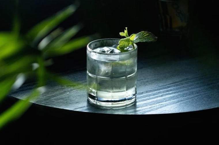 Urale la sezonul Balanței cu acest cocktail pe bază de plante artizanal astrologic