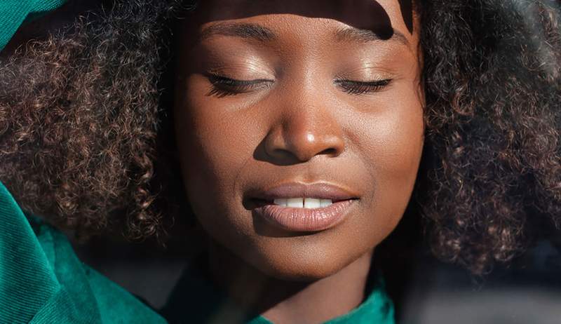 14 Beste naaktlippenstiften voor een bruine huid die er prachtig uitzien op diepere teint