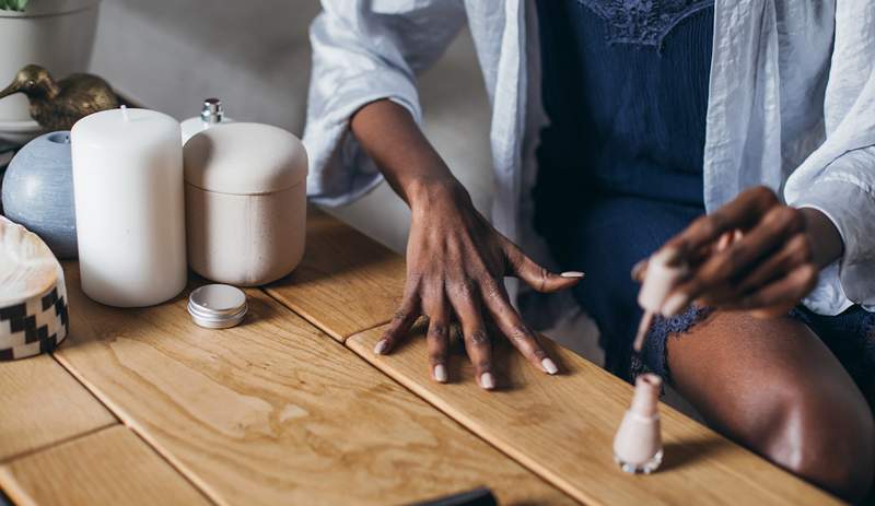 Questi sono gli unici lucidi che dovresti usare per manicure di qualità salone di lunga durata, secondo gli artisti delle unghie