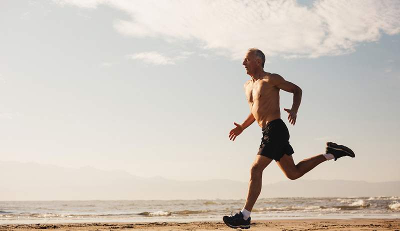 „Jestem 82-letnim triathlonistą i ekspertem od długowieczności. Oto moja najważniejsza wskazówka dotycząca pozostania ostrym psychicznie i fizycznie ”