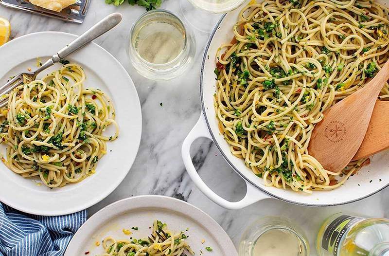 In cima al tuo prossimo piatto di pasta con questo delizioso pesto di broccoli ad alta fibra