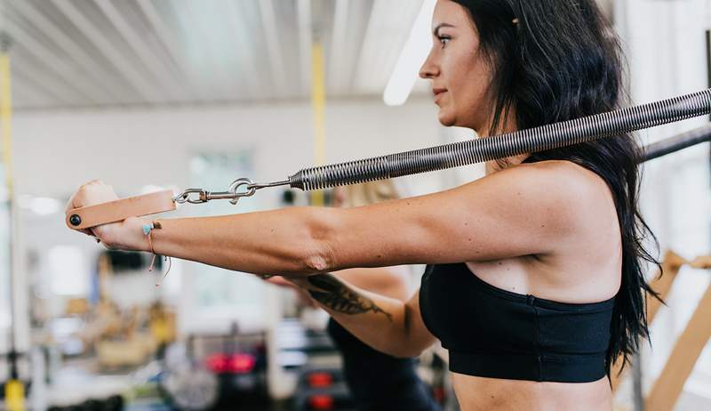 En fitness -træner forklarer forskellen mellem udtrykkene 'lav intensitet' og 'lav påvirkning'