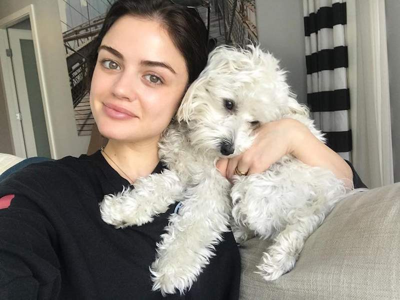 5minutová praxe se Lucy Hale obrací, aby bojovala proti stresu a úzkosti